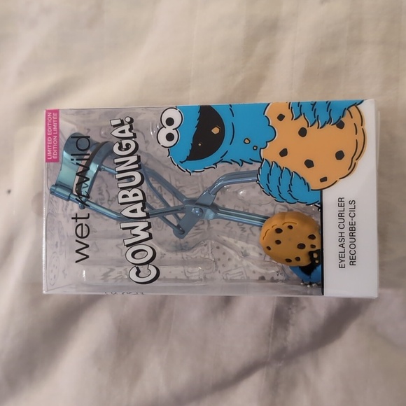 Wet n wild Cookie Monster Sesame Street Eyelash Curler - Picture 1 of 5